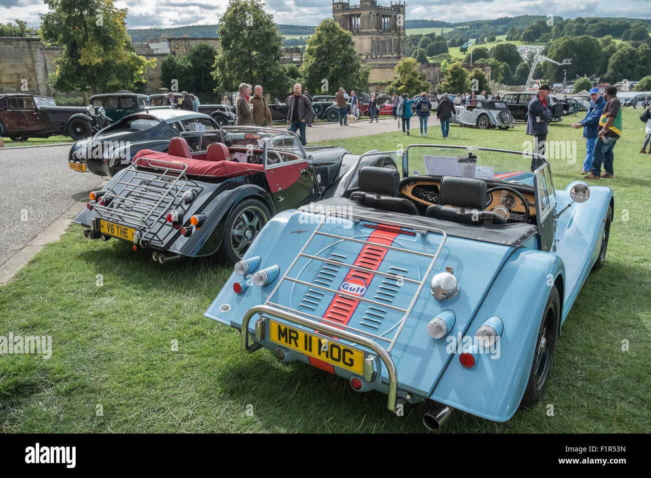 Classic Vintage auto sul display in un paese manifestazione fieristica, Chatsworth House, Derbyshire, in Inghilterra, Regno Unito Foto Stock