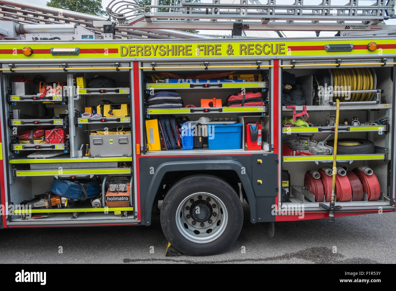Derbyshire fuoco e di salvataggio veicolo di servizio, con lato aperto esponendo strumenti, England Regno Unito Foto Stock