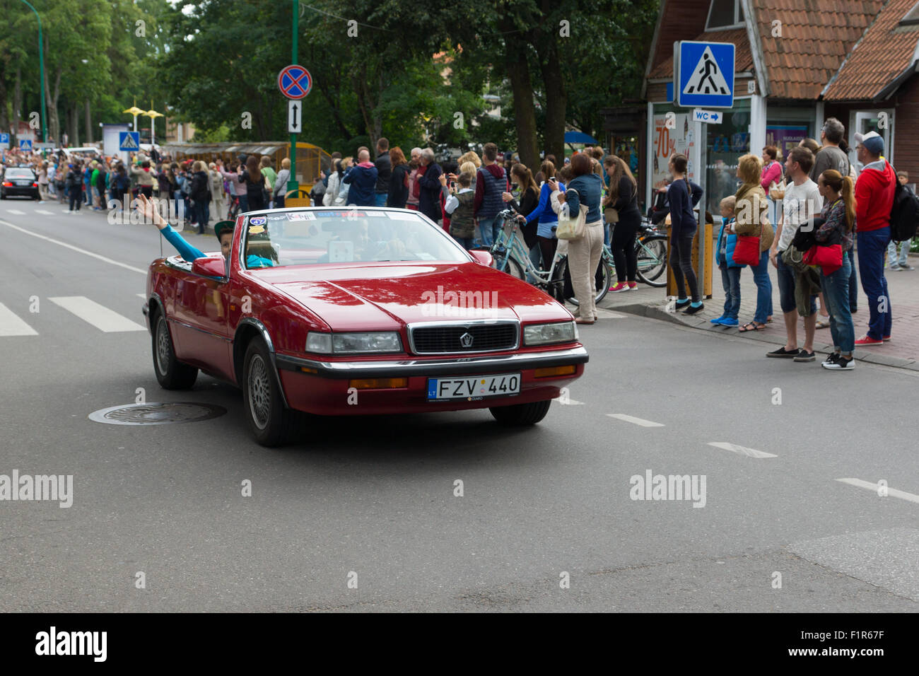 Palanga, Lituania - 01 agosto 2015: il movimento dei partecipanti di spirito americano 2015 giù per la strada della città Palnga Foto Stock