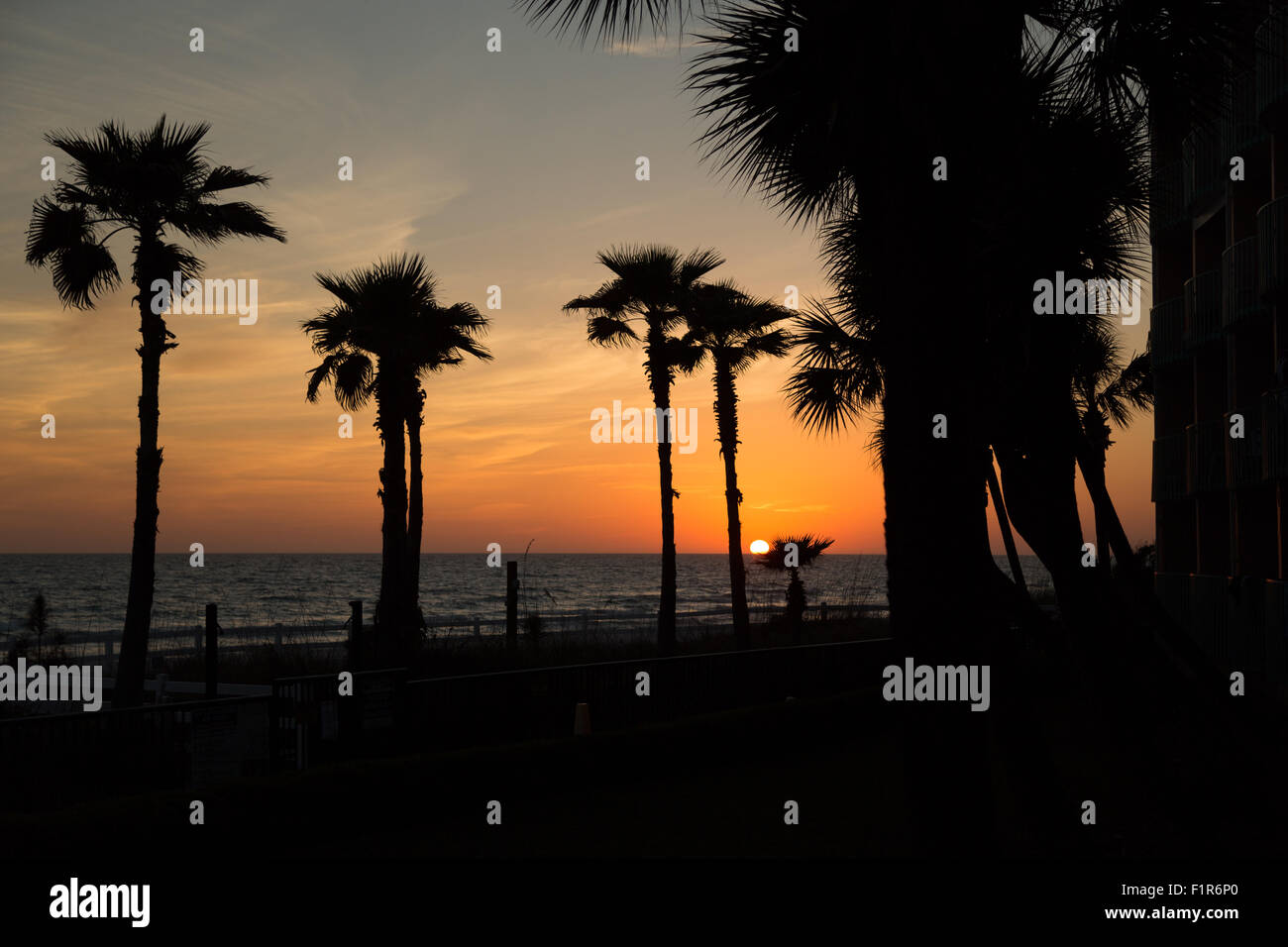 Una fotografia di un bel tramonto a Panama City Beach a Città di Panama, Florida, Stati Uniti d'America. Foto Stock