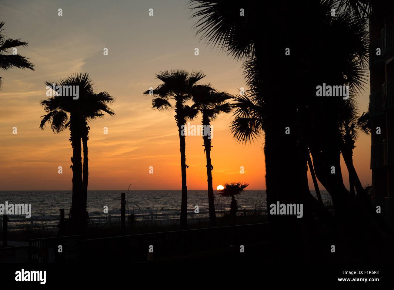 Una fotografia di un bel tramonto a Panama City Beach a Città di Panama, Florida, Stati Uniti d'America. Foto Stock