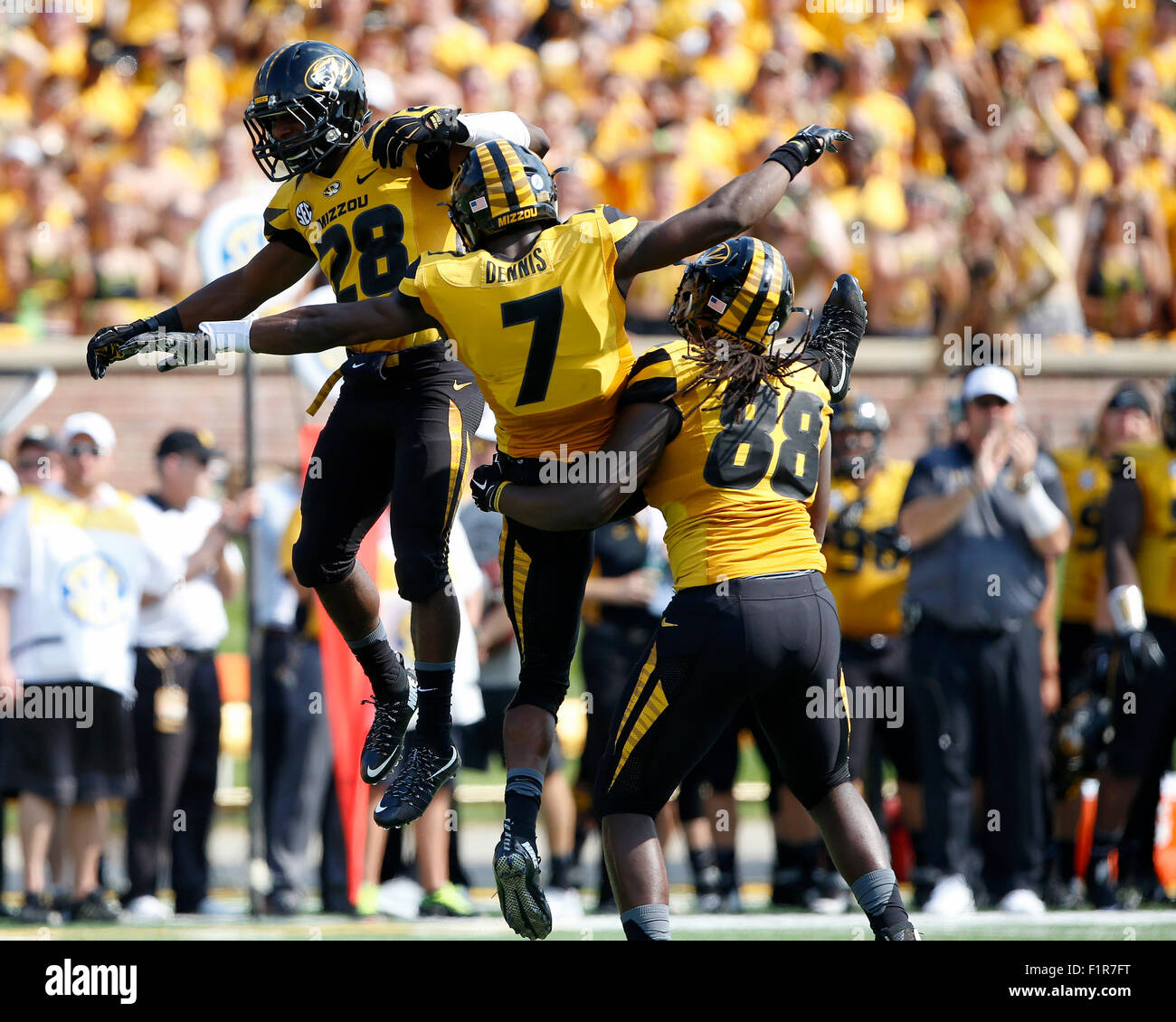 Columbia, Montana, USA. 5 Settembre, 2015. Missouri Tigers difensori Logan Cheadle (28), Kenya Dennis (7) e Nate Howard (88) celebrare dopo Dennis saccheggiata a sud-est dello Stato del Missouri Redhawks quarterback Tay Bender durante il primo trimestre di un NCAA Football game al campo Faurot nel Memorial Stadium di Columbia, Mo. Missouri ha vinto il gioco 34-3. Credito: Cal Sport Media/Alamy Live News Foto Stock