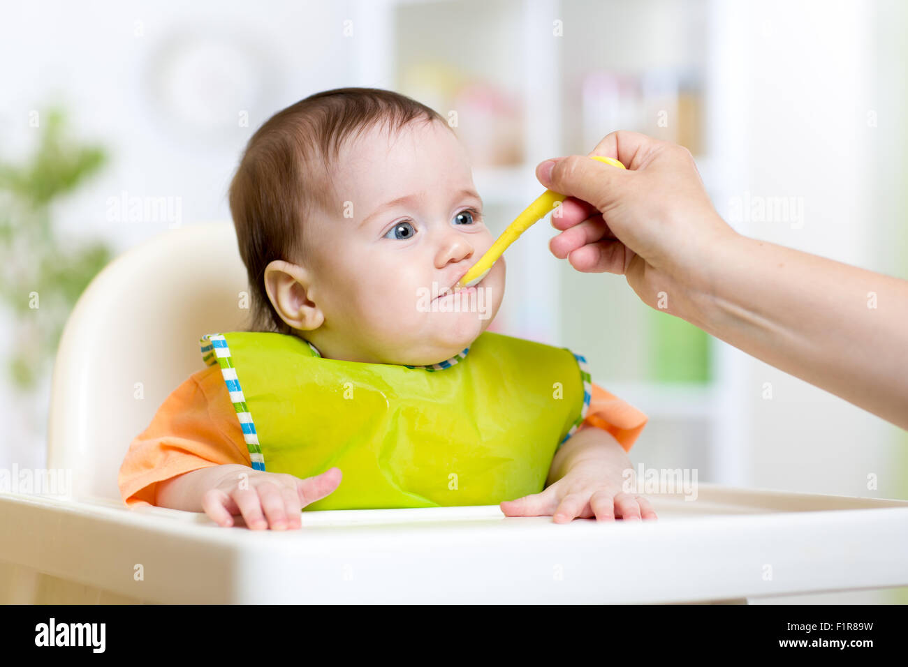 Kid ragazza mangiare sano di verdure Foto Stock