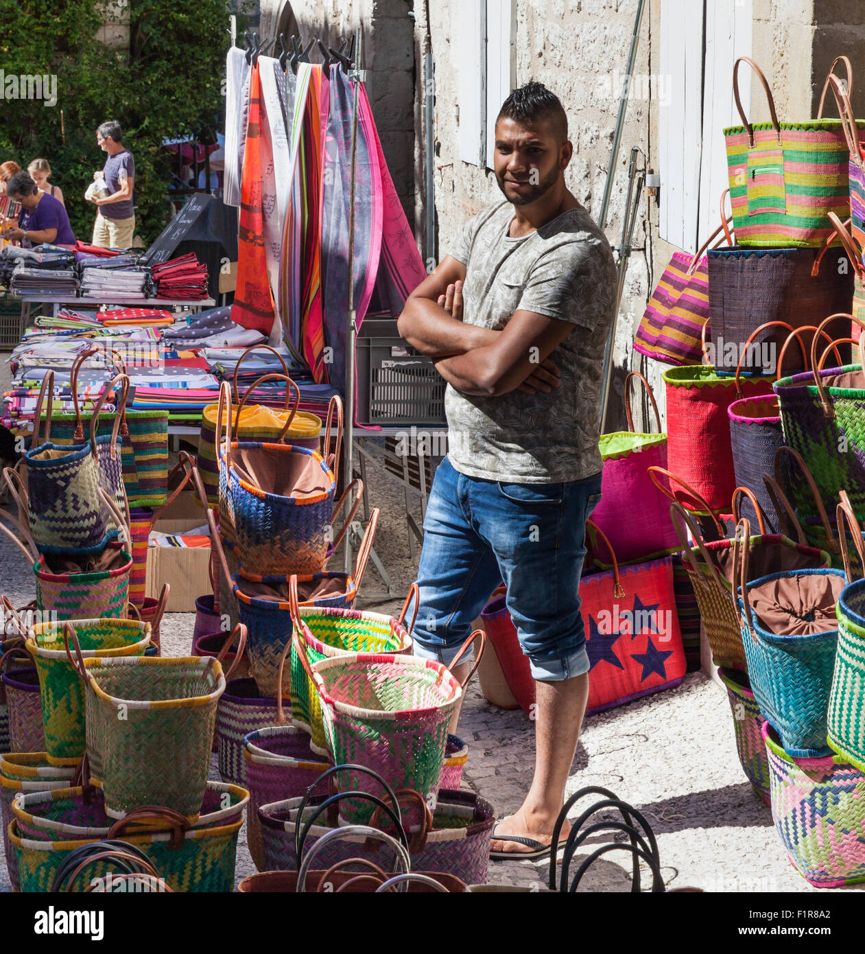 Scena di mercato, colorato cesto venditore in stallo in Tarn-et-Garonne,Midi-Pirenei, Francia meridionale, 2015 Foto Stock