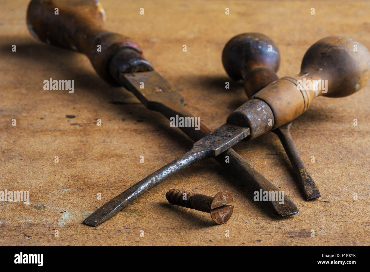 Vecchio di legno trattate cacciaviti. Foto Stock