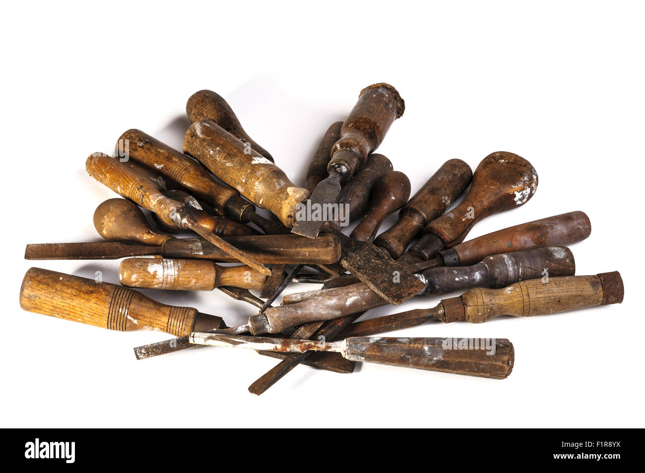 Il legno vecchio scalpelli e cacciaviti, ammucchiati in un heap su sfondo bianco Foto Stock