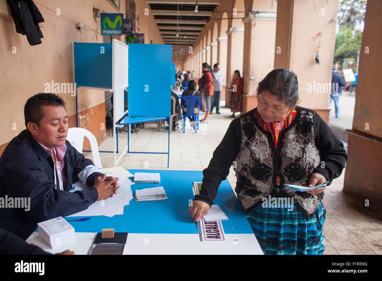 San Juan Sacatepequez, Guatemala. 6 Sep, 2015. Una donna getta il suo voto ad un seggio elettorale durante le elezioni generali in San Juan Sacatepequez, Guatemala, il 7 settembre 6, 2015. Guatemala tenuto delle elezioni presidenziali di domenica per scegliere un successore all ex Presidente Otto Perez Molina, che si è dimesso dalla sua posizione giovedì e successivamente fu incarcerato per il suo coinvolgimento in una frode doganale anello. Credito: Luis Echeverria/Xinhua/Alamy Live News Foto Stock