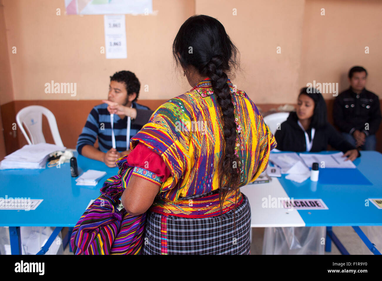 San Juan Sacatepequez, Guatemala. 6 Sep, 2015. Una donna getta il suo voto ad un seggio elettorale durante le elezioni generali in San Juan Sacatepequez, Guatemala, il 7 settembre 6, 2015. Guatemala tenuto delle elezioni presidenziali di domenica per scegliere un successore all ex Presidente Otto Perez Molina, che si è dimesso dalla sua posizione giovedì e successivamente fu incarcerato per il suo coinvolgimento in una frode doganale anello. Credito: Luis Echeverria/Xinhua/Alamy Live News Foto Stock