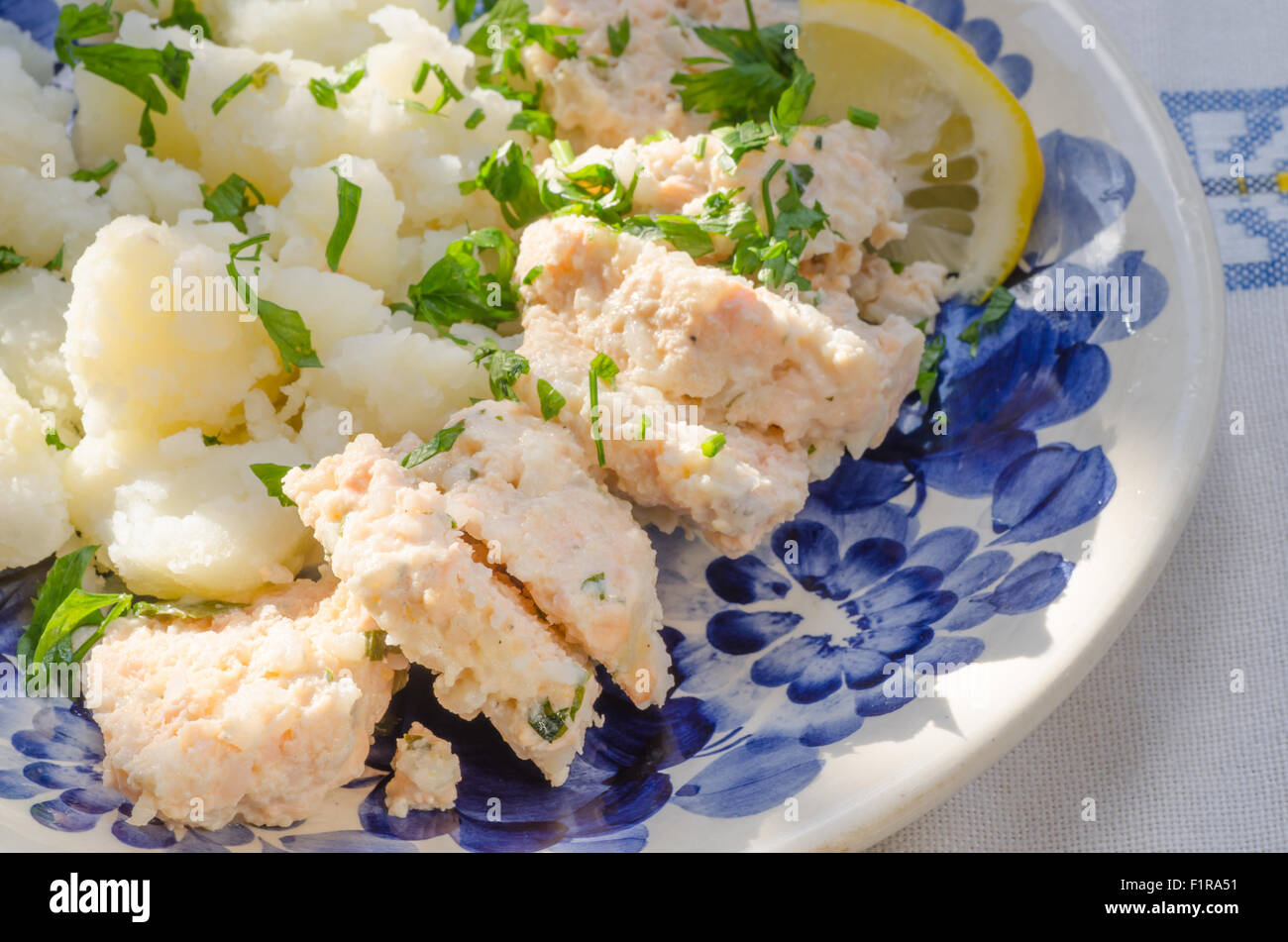 La farina di pesce con patate su piastra Foto Stock