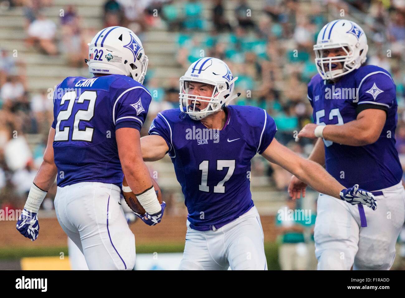 Furman stretto fine Duncan Fletcher (17) celebra un touchdown da Furman fullback Ernie Caino (22) durante il NCAA college football gioco tra Furman e Carolina costiere sabato sett. 05, 2015 in Paladin Stadium, a Greenville, S.C. © Cal Sport Media/Alamy Live News Foto Stock