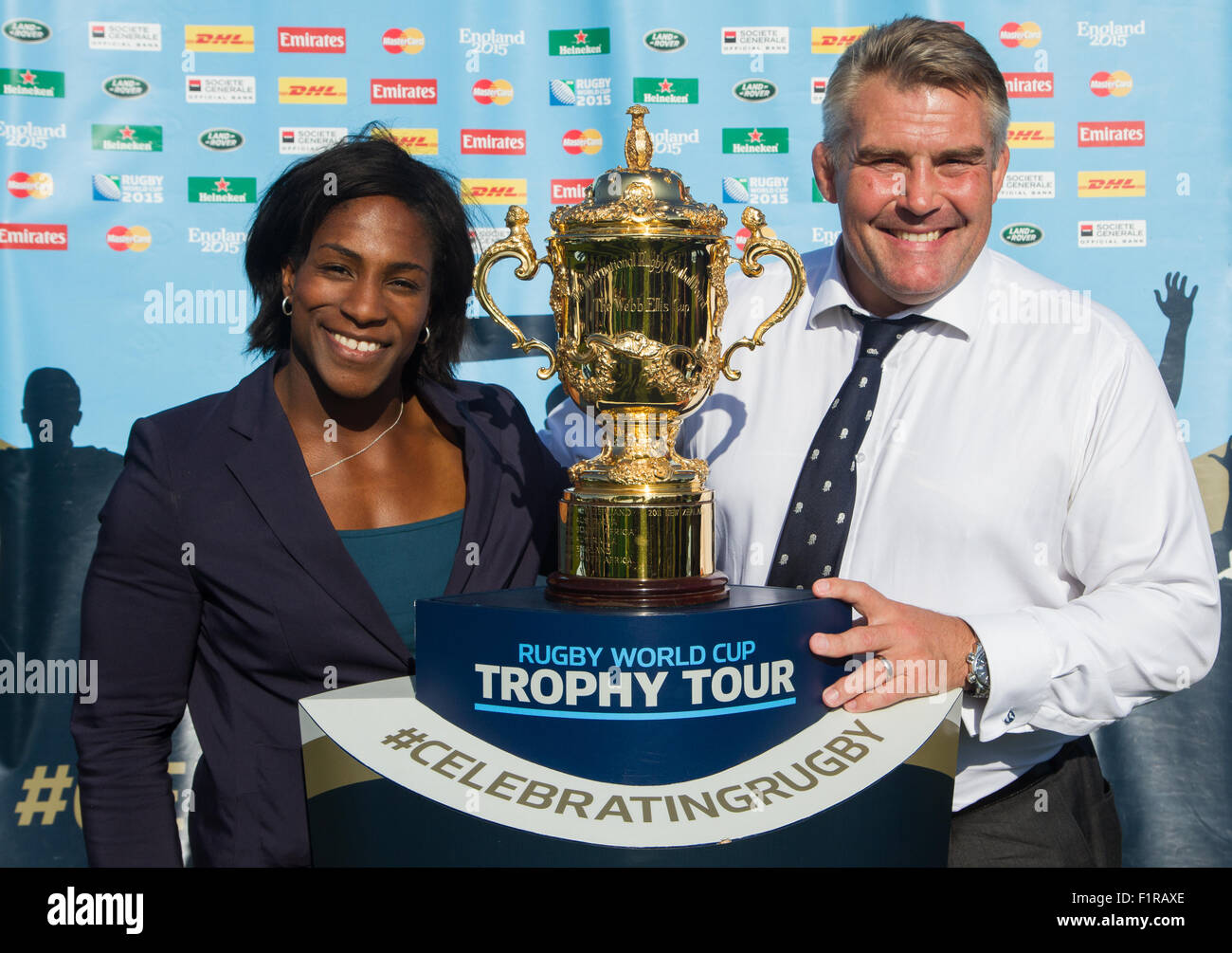 Londra, Regno Unito. Il 6 settembre 2015. Jason Leonard OBE RFU (Presidente) e Maggie Alphonsi MBE con la Webb Ellis Cup come esso viene visualizzato presso East London RFC come parte della Coppa del Mondo di Rugby Trophy Tour. Credito: Elsie Kibue / Alamy Live News Foto Stock