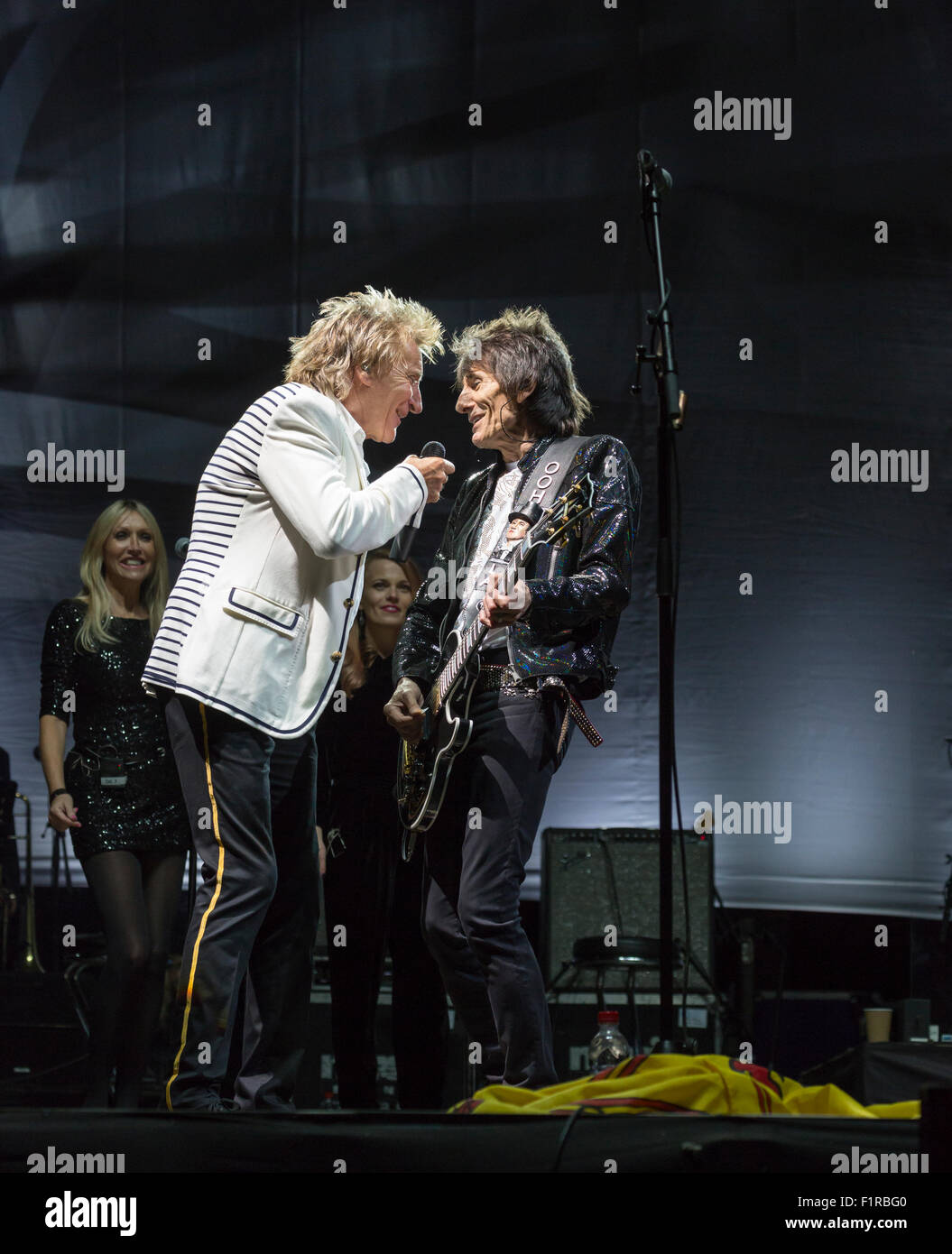 Ewhurst, Surrey, Inghilterra. 5 settembre 2015. Rod Stewart e Ronnie Wood cantare insieme dal vivo sul palco durante le loro performance live con le facce. Le facce reunion: Rod Stewart, Ronnie Wood e Kenney Jones, i sopravvissuti delle facce, eseguita per la prima volta insieme in oltre quaranta anni in un concerto dal vivo presso la struttura Hurtwood Park Polo Club, Ewhurst, Surrey, Inghilterra, come parte del Rock 'n' evento di potenza a sostegno del cancro della prostata UK. Credito: Graham Prentice/Alamy Live News Foto Stock