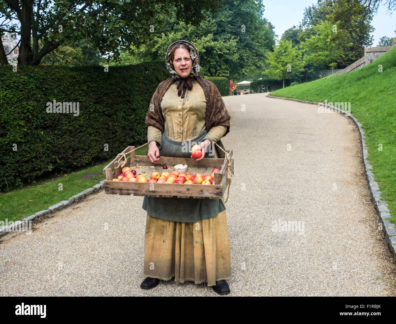 Una povera donna vittoriana Vendita di mele Foto Stock