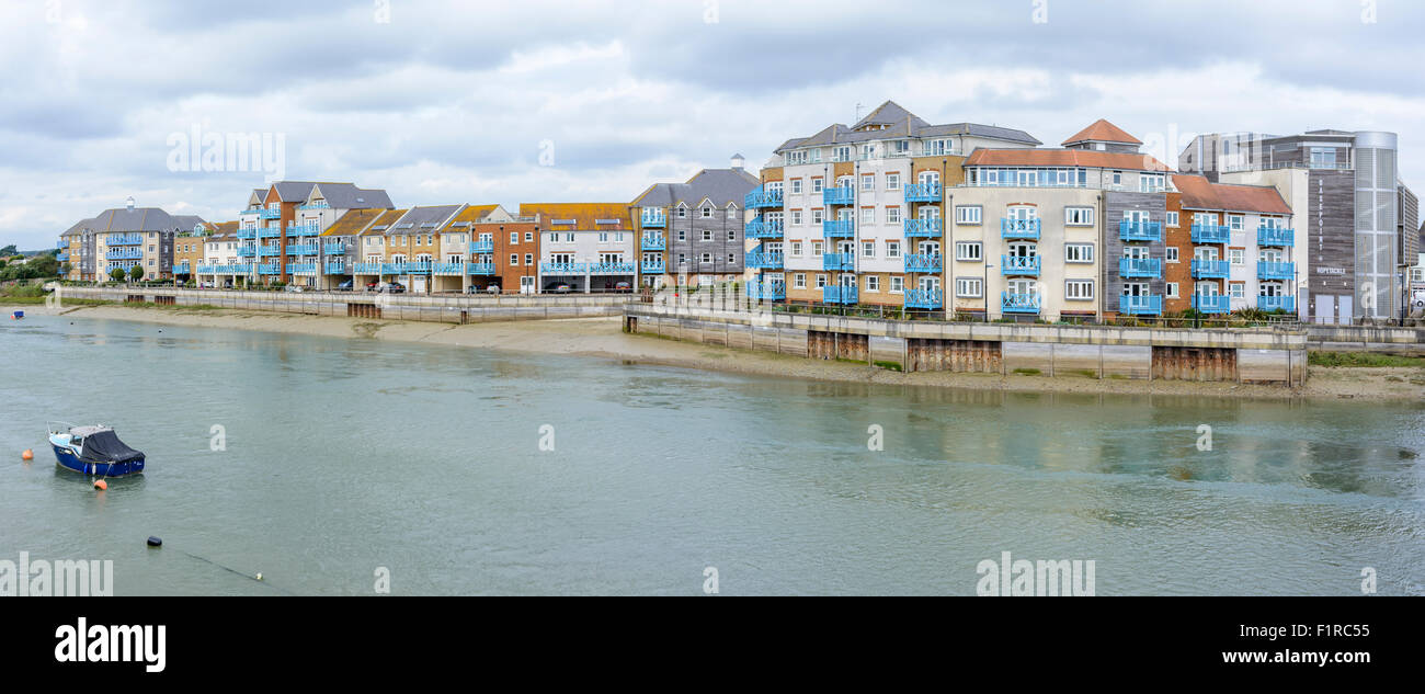 Panorama di Riverside Apartments lungo la riva di un fiume in Shoreham-da-Mare, West Sussex, in Inghilterra, Regno Unito. Foto Stock