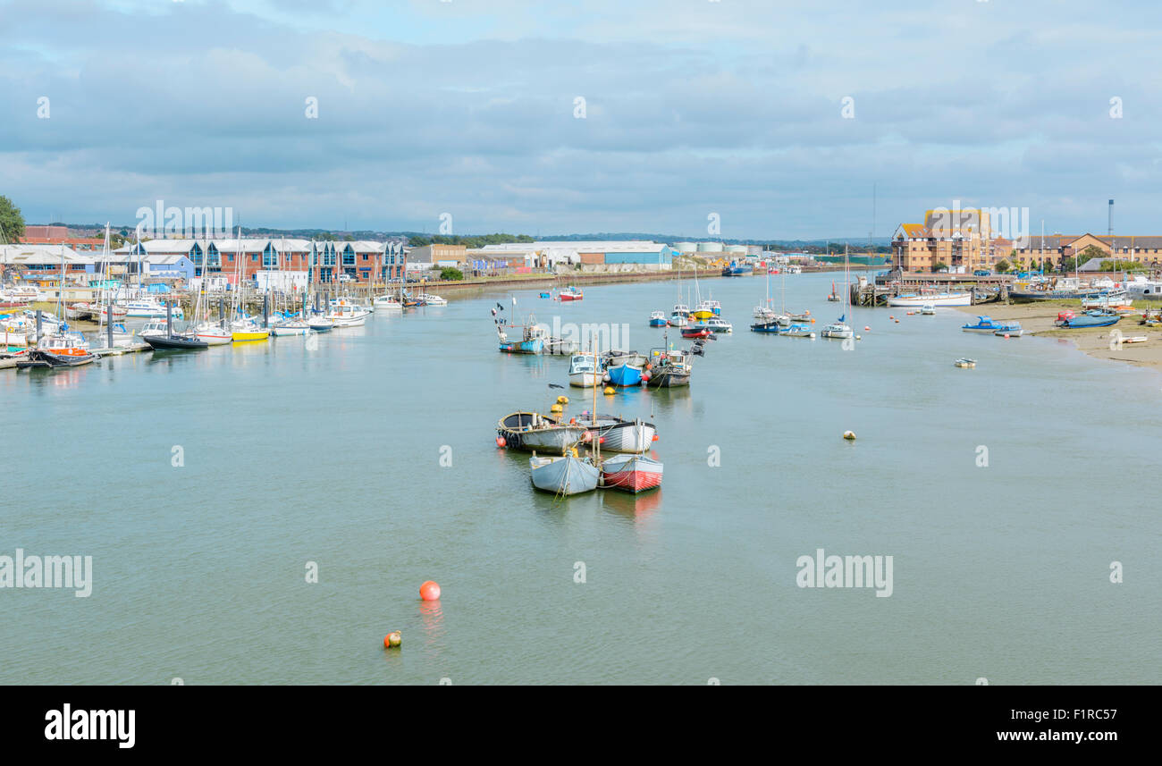 Barche ormeggiate e ancorato sul fiume Adur a Shoreham dal mare, West Sussex, in Inghilterra, Regno Unito. Foto Stock