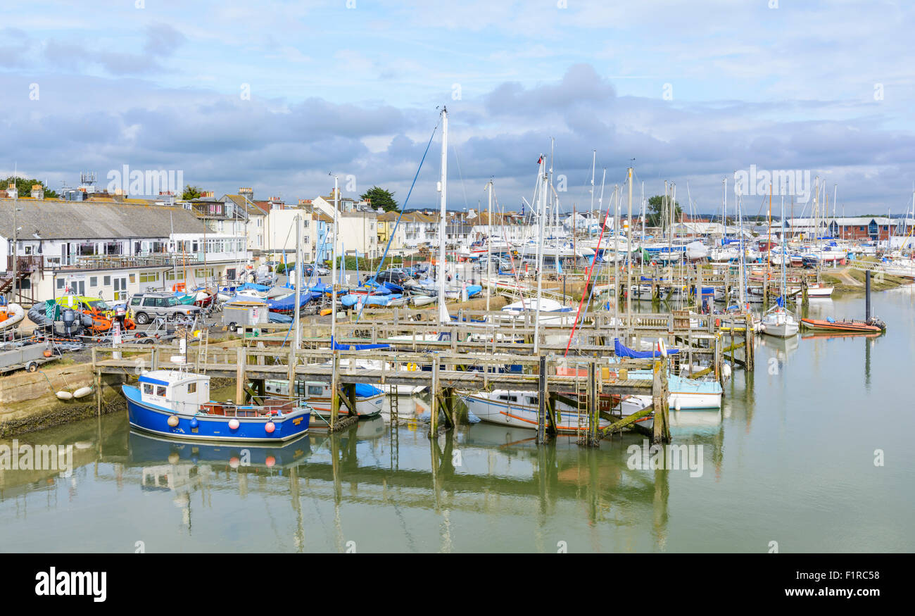 Barche e yacht in marina sul fiume Adur a Shoreham-da-Mare, West Sussex, in Inghilterra, Regno Unito. Foto Stock