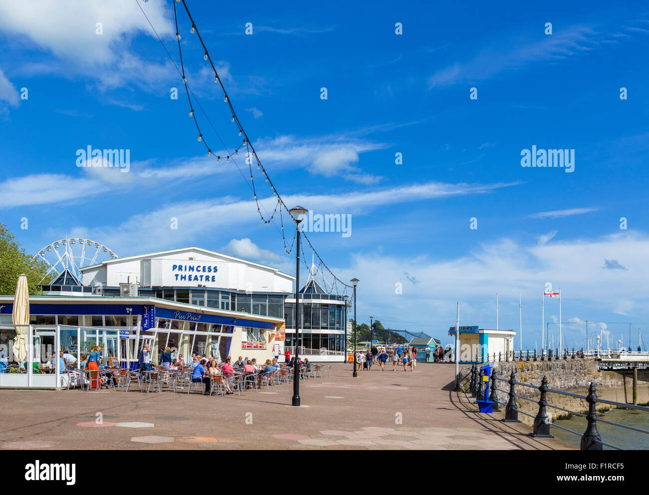 Pier Point restaurant e bar presso il Teatro Principessa sul lungomare,Torquay, Torbay, Devon, Inghilterra, Regno Unito Foto Stock Pier Point restaurant e bar presso il Teatro Principessa sul lungomare,Torquay, Torbay, Devon, Inghilterra, Regno Unito Foto Stock