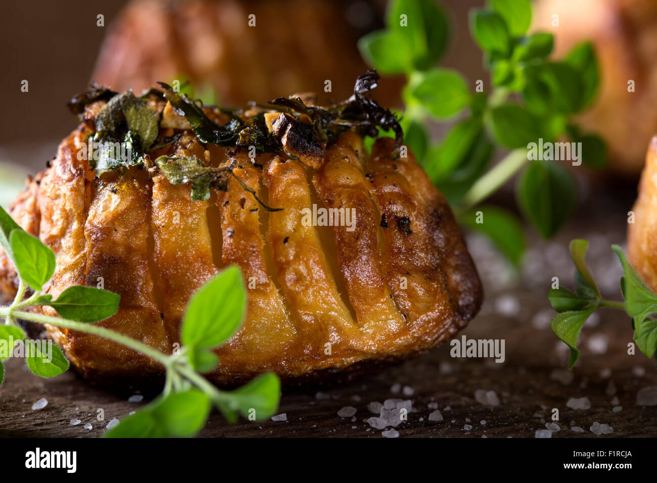 Fisarmonica patate al forno con timo, origano e sale Foto Stock