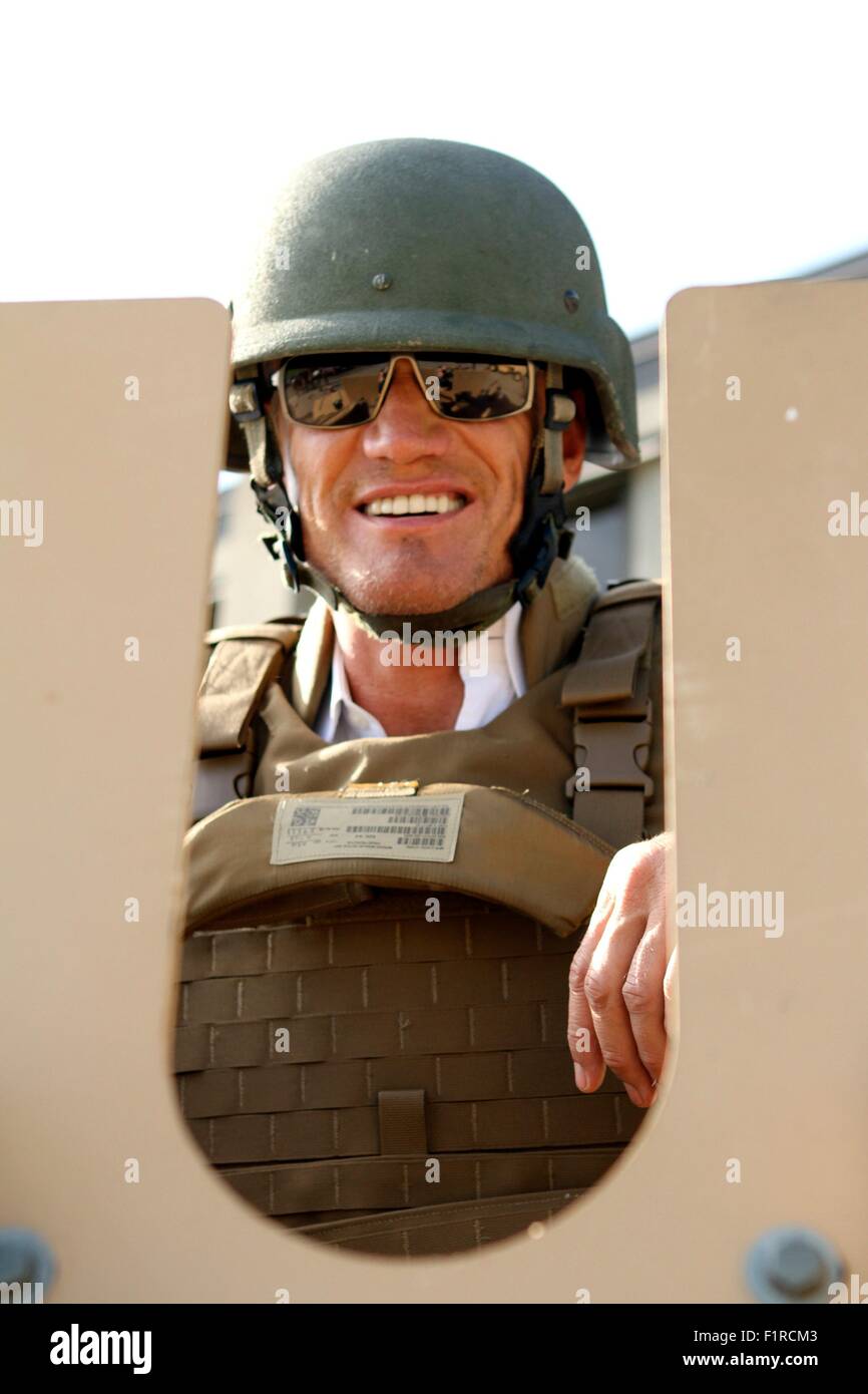 Attore Dolph Lundgren coetanei attraverso la torretta di una miniera resistente imboscata protetto veicolo fuoristrada durante una proiezione del film delle parti soggette a usura 2 Luglio 13, 2012 a Camp Pendleton, California. Lundgren e compagni di stelle Arnold Schwarzenegger, Randy Couture e Terry equipaggi, montò in veicoli blindati con Marines per lo screening. Foto Stock