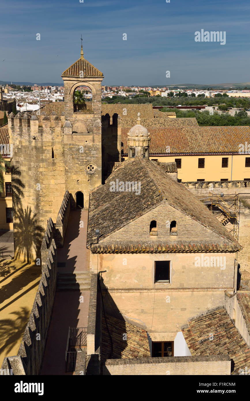 Vista del corridoio per la torre dell'Omaggio dalla torre dei Leoni Alcazar Cordoba Foto Stock