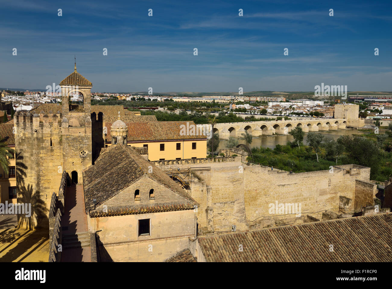 Vista della Torre di omaggio e il ponte romano sul fiume Guadalquivir dalla torre dei Leoni Alcazar Cordoba Foto Stock