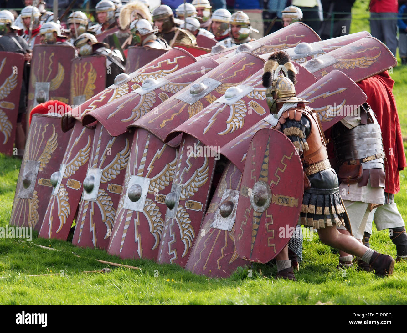 Birdoswald Fort, Inghilterra, Regno Unito. 5 Sep, 2015: gruppo italiano "Legio I Italica' eseguire reenactments di battaglie tra una legione romana e un gruppo di barbari a Vallo di Adriano in Inghilterra settentrionale. Credito: AC Immagini/Alamy Live News Foto Stock