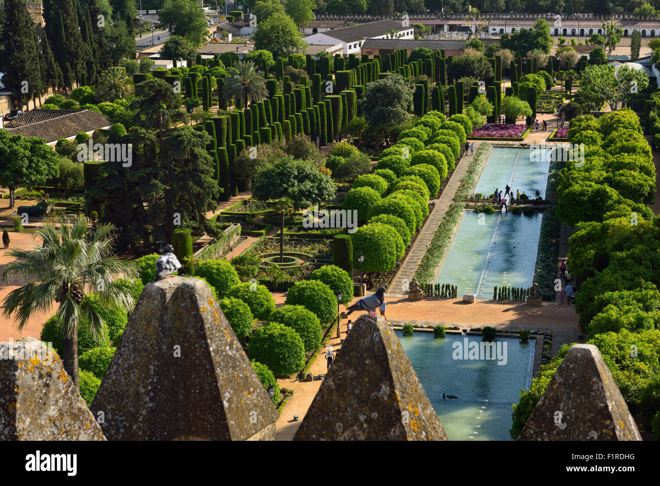 Vista dei giardini e stagni attraverso la torre dei Leoni merli Alcazar Cordoba Andalusia Spagna Foto Stock
