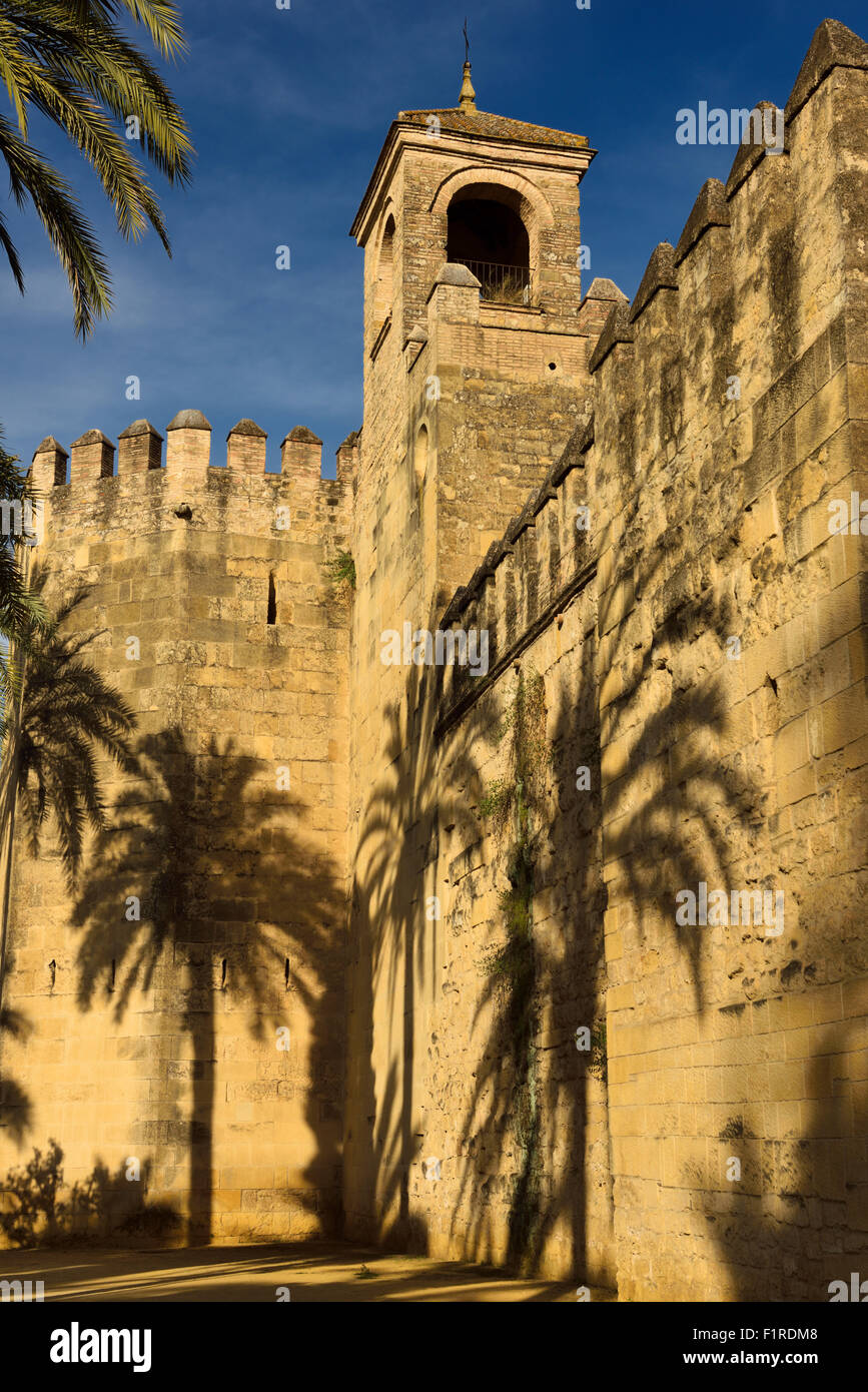 Torre di omaggio con Palm tree ombre al di fuori di Alcazar dei monarchi cristiani Cordoba Spagna Foto Stock