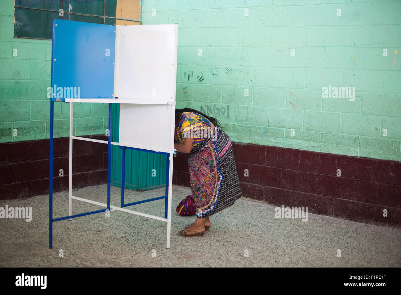 San Juan Sacatepequez, Guatemala. 6 Sep, 2015. Una donna getta il suo voto durante le elezioni generali in corrispondenza di una stazione di polling in San Juan Sacatepequez, Guatemala, il 7 settembre 6, 2015. Guatemala tenuto delle elezioni presidenziali di domenica per scegliere un successore all ex Presidente Otto Perez Molina, che si è dimesso dalla sua posizione giovedì e successivamente fu incarcerato per il suo coinvolgimento in una frode doganale anello. © Luis Echeverria/Xinhua/Alamy Live News Foto Stock