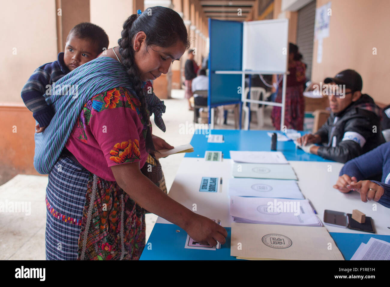 San Juan Sacatepequez, Guatemala. 6 Sep, 2015. Una donna getta il suo voto durante le elezioni generali in corrispondenza di una stazione di polling in San Juan Sacatepequez, Guatemala, il 7 settembre 6, 2015. Guatemala tenuto delle elezioni presidenziali di domenica per scegliere un successore all ex Presidente Otto Perez Molina, che si è dimesso dalla sua posizione giovedì e successivamente fu incarcerato per il suo coinvolgimento in una frode doganale anello. © Luis Echeverria/Xinhua/Alamy Live News Foto Stock