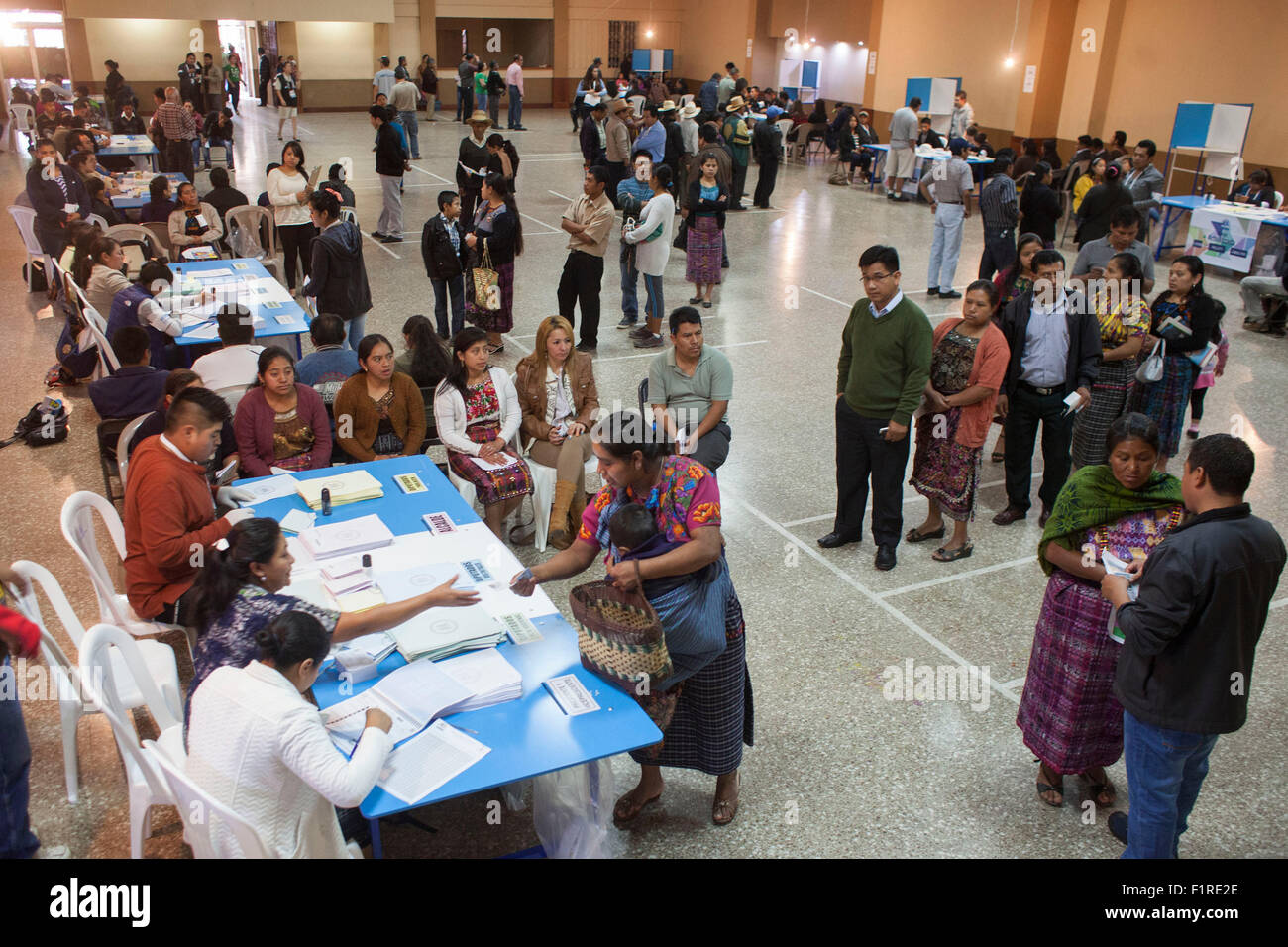 San Juan Sacatepequez, Guatemala. 6 Sep, 2015. Persone attendere in linea di voto durante le elezioni generali in corrispondenza di una stazione di polling in San Juan Sacatepequez, Guatemala, il 7 settembre 6, 2015. Guatemala tenuto delle elezioni presidenziali di domenica per scegliere un successore all ex Presidente Otto Perez Molina, dimessosi hursday e fu imprigionato per il suo coinvolgimento in una frode doganale anello. © Luis Echeverria/Xinhua/Alamy Live News Foto Stock