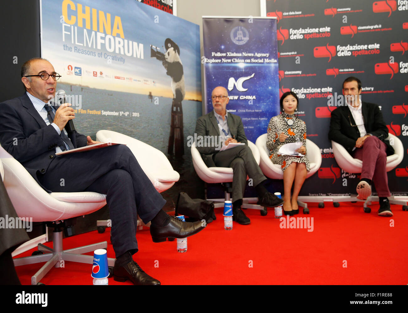 Venezia, Italia. 6 Sep, 2015. Il regista italiano Giuseppe Tornatore (1L) risolve la seconda edizione di China Film Forum sul margine della 72esima Venice Film Festival presso l'isola del Lido di Venezia, Italia, Sett. 6, 2015. © Ye Pingfan/Xinhua/Alamy Live News Foto Stock