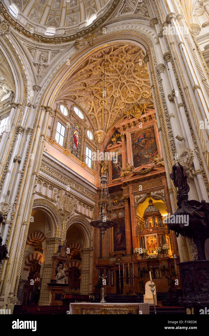 Renaissance alto altare principale e soffitto in stile gotico della cattedrale di Cordoba moschea Foto Stock