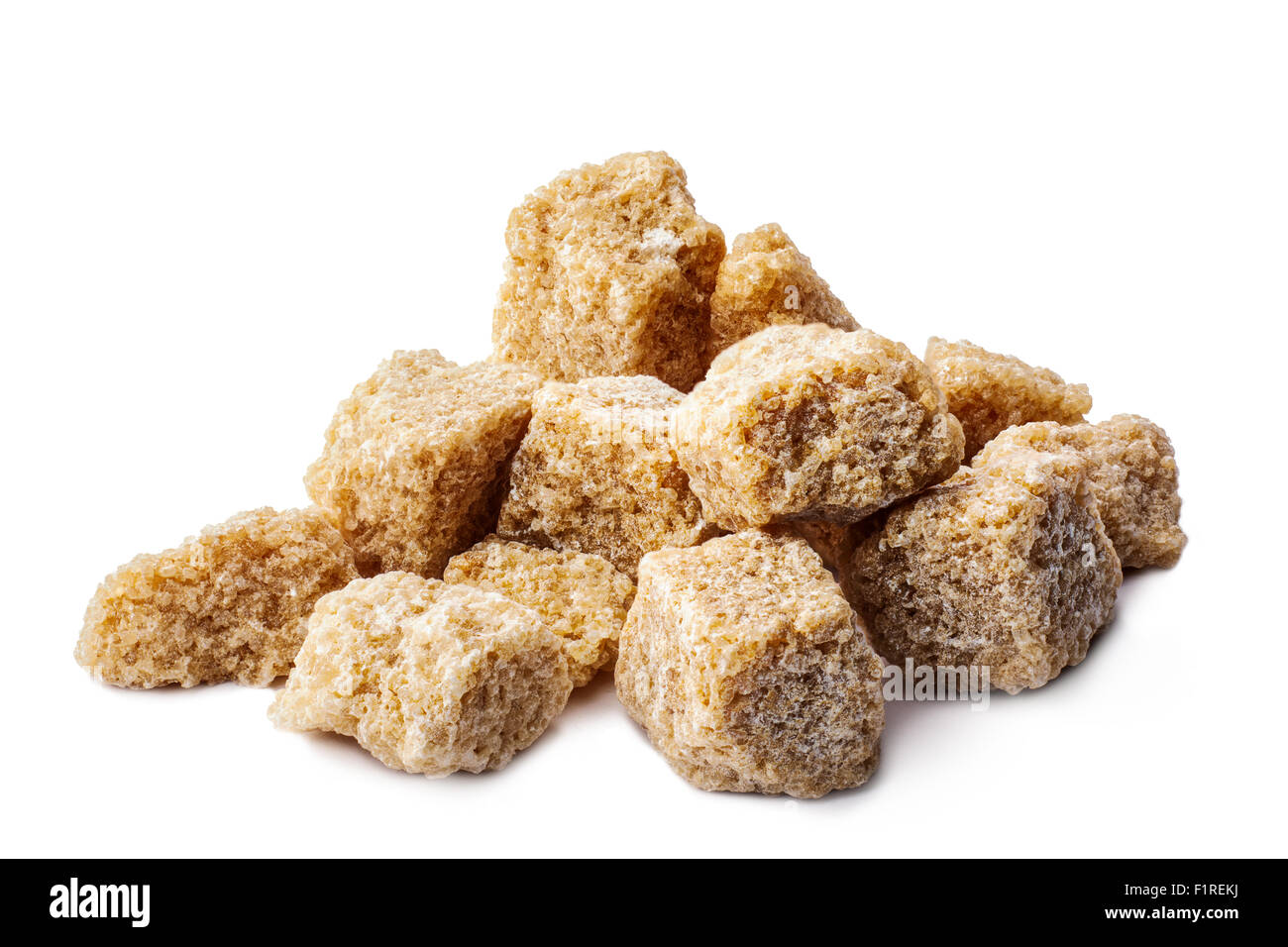 Ruvida di colore marrone zucchero di canna pezzi isolati su bianco. Brown zollette di zucchero. Foto Stock