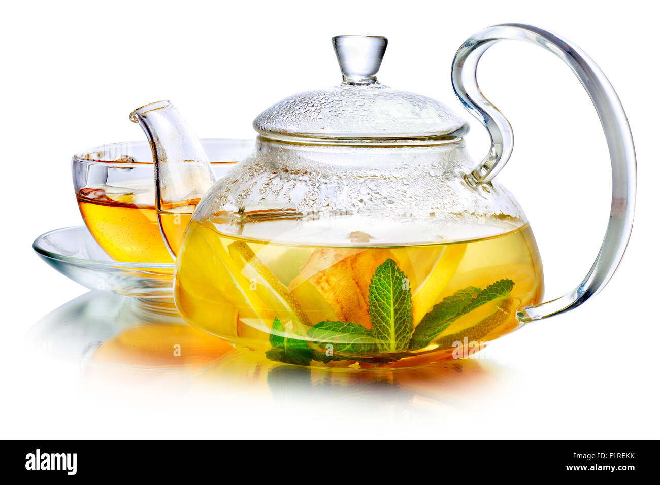 Calda tè alle erbe con lo zenzero, limone e menta. Lo zenzero bevanda nella teiera trasparente. Foto Stock