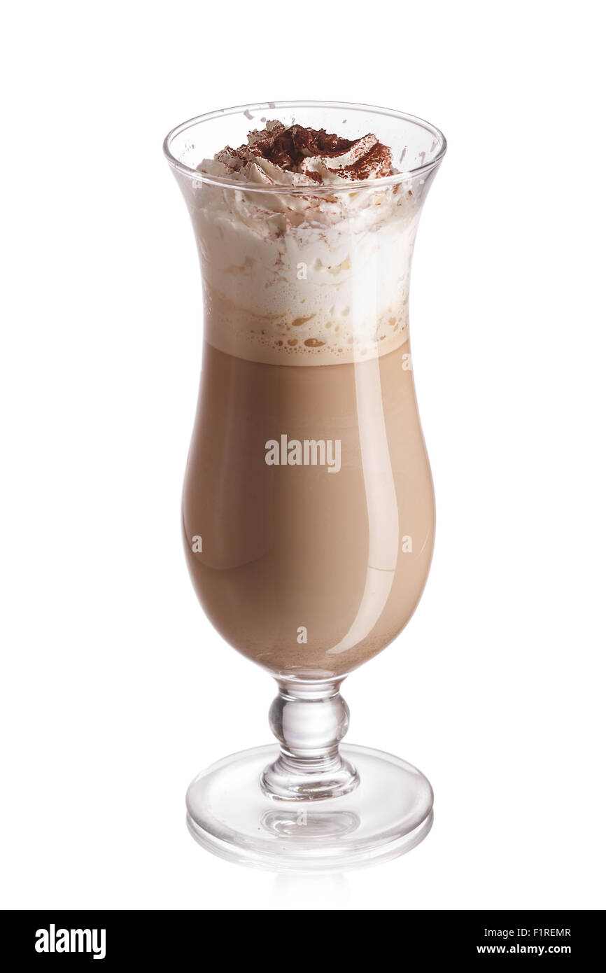 Cocktail creativi con caffè e latte in vetro di uragano. Isolato su sfondo bianco. Foto Stock