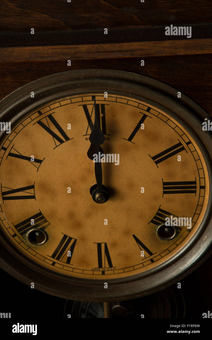 Orologio antico mostra 12:00 Foto Stock