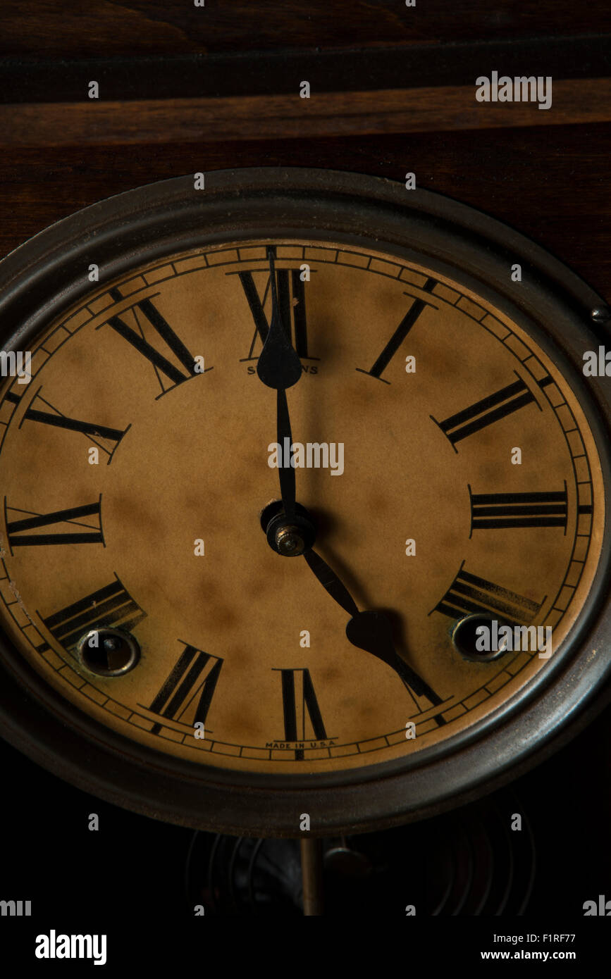 Orologio antico che mostra 5:00 Foto Stock