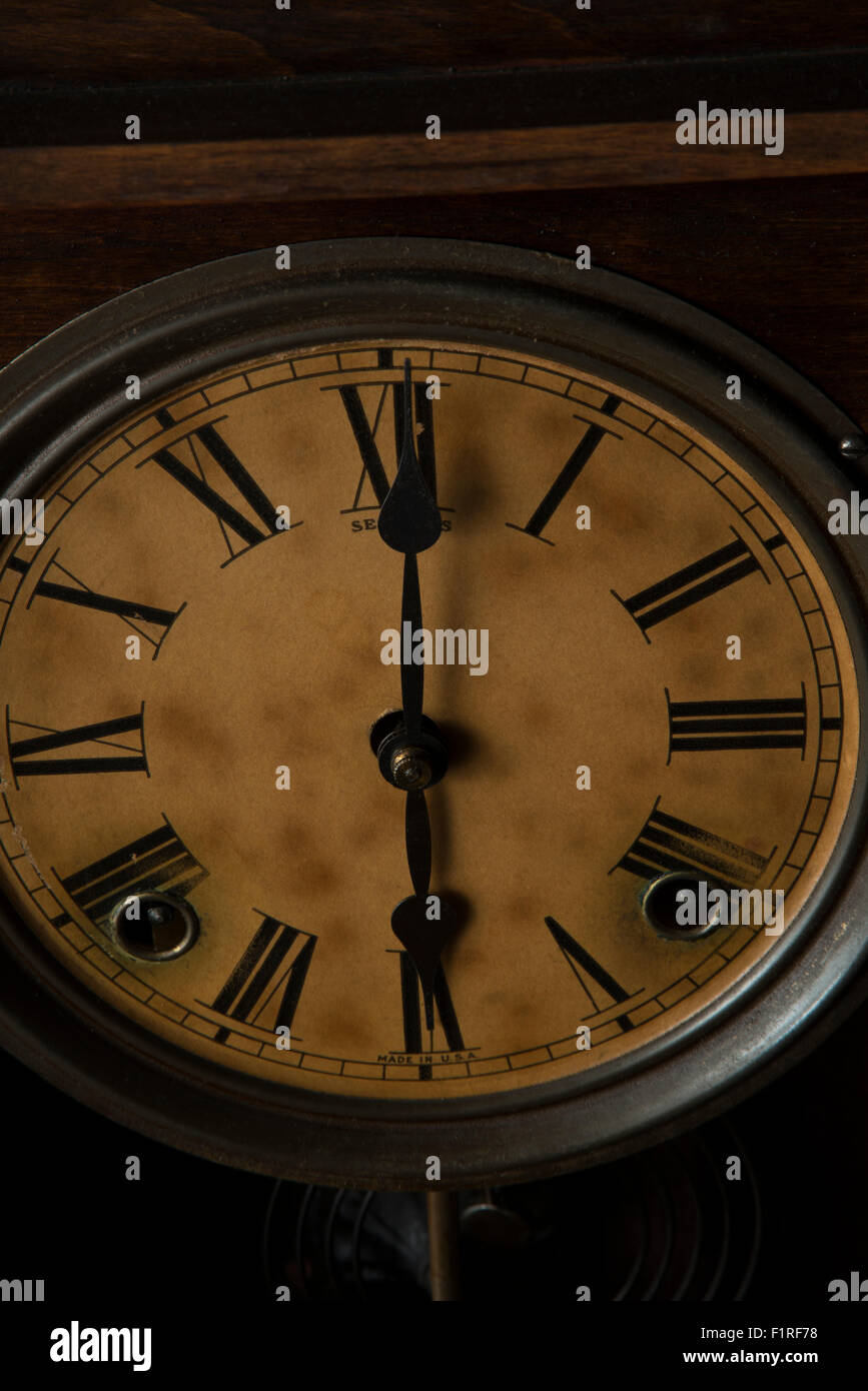 Orologio antico che mostra 6:00 Foto Stock