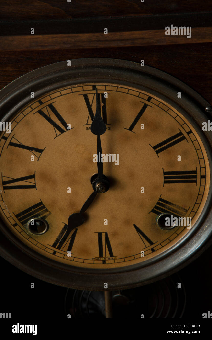 Orologio antico che mostra 7:00 Foto Stock