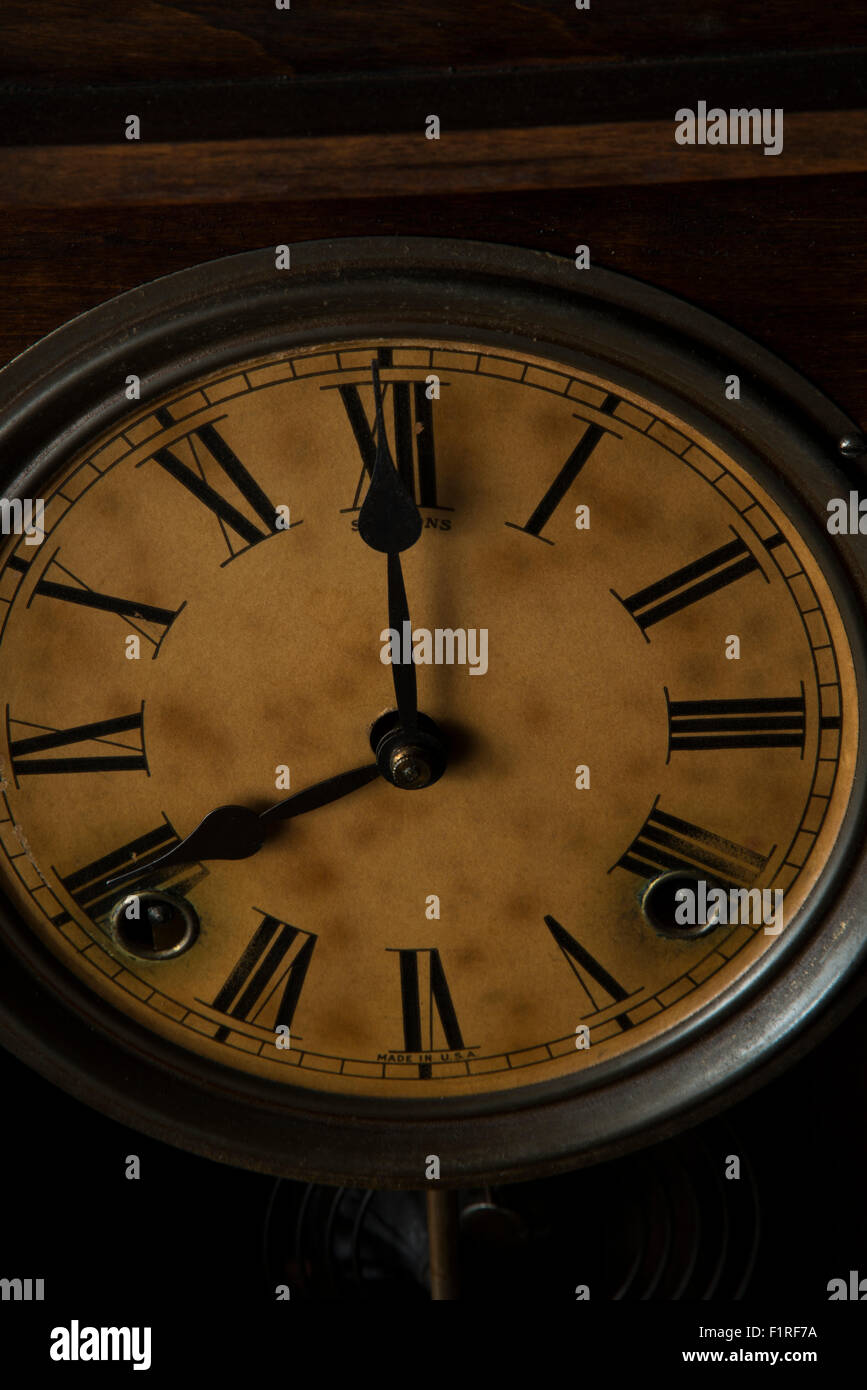 Orologio antico che mostra 8:00 Foto Stock