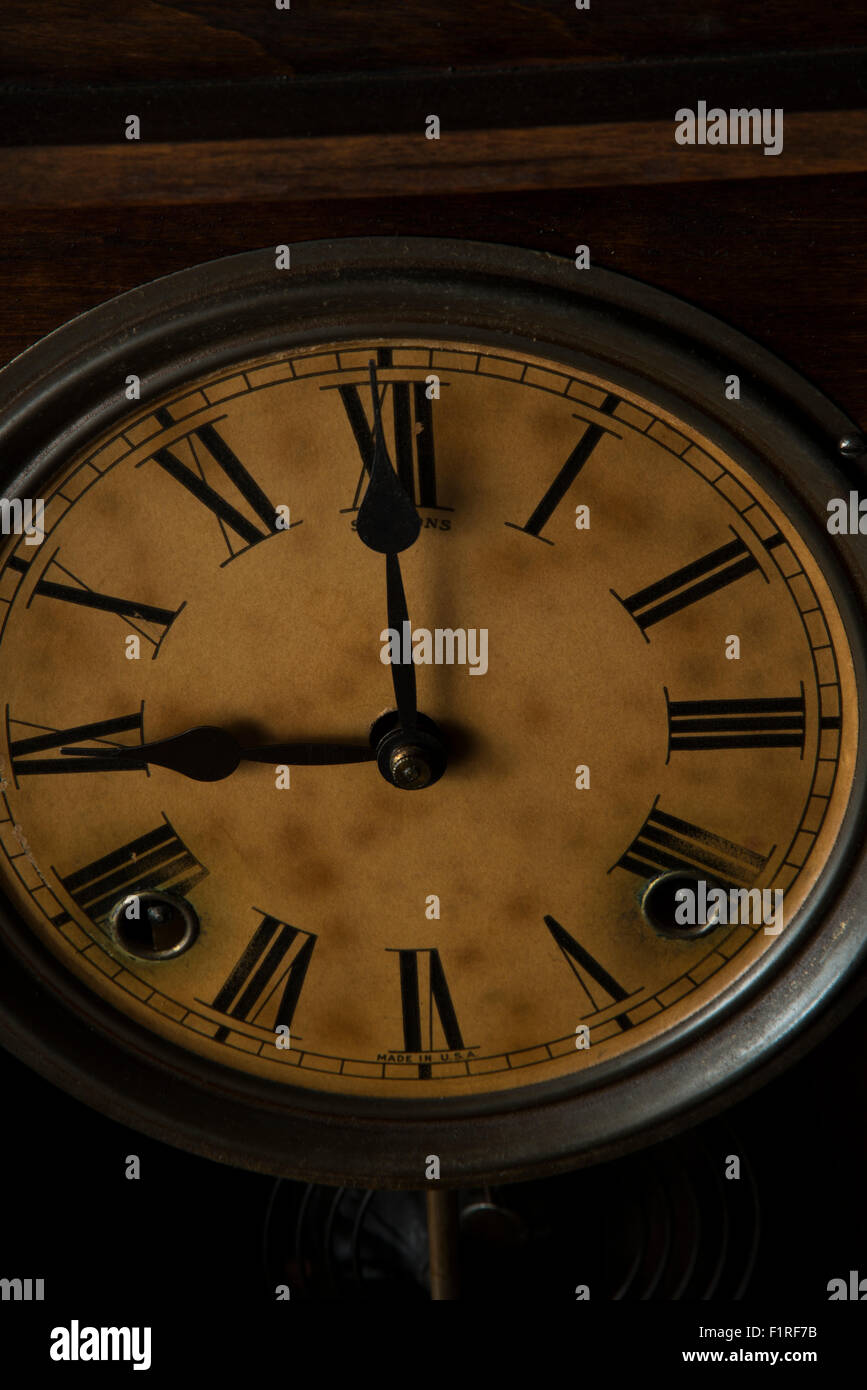 Orologio antico che mostra 9:00 Foto Stock