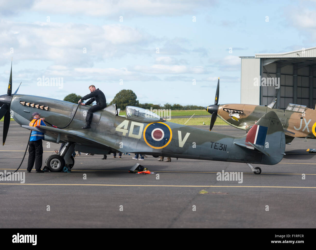 Cumbria, Regno Unito. 06 Sep, 2015. Seconda guerra mondiale Spitfire ed Hurricane flighter piani dal Battle of Britain Memorial Flight terreni a Carlisle Airport in Cumbria per fare rifornimento dopo aver eseguito all'aria mostra a Prestwick e Portrush. Il rifornimento di carburante il credito Spitfire: STUART WALKER/Alamy Live News Foto Stock