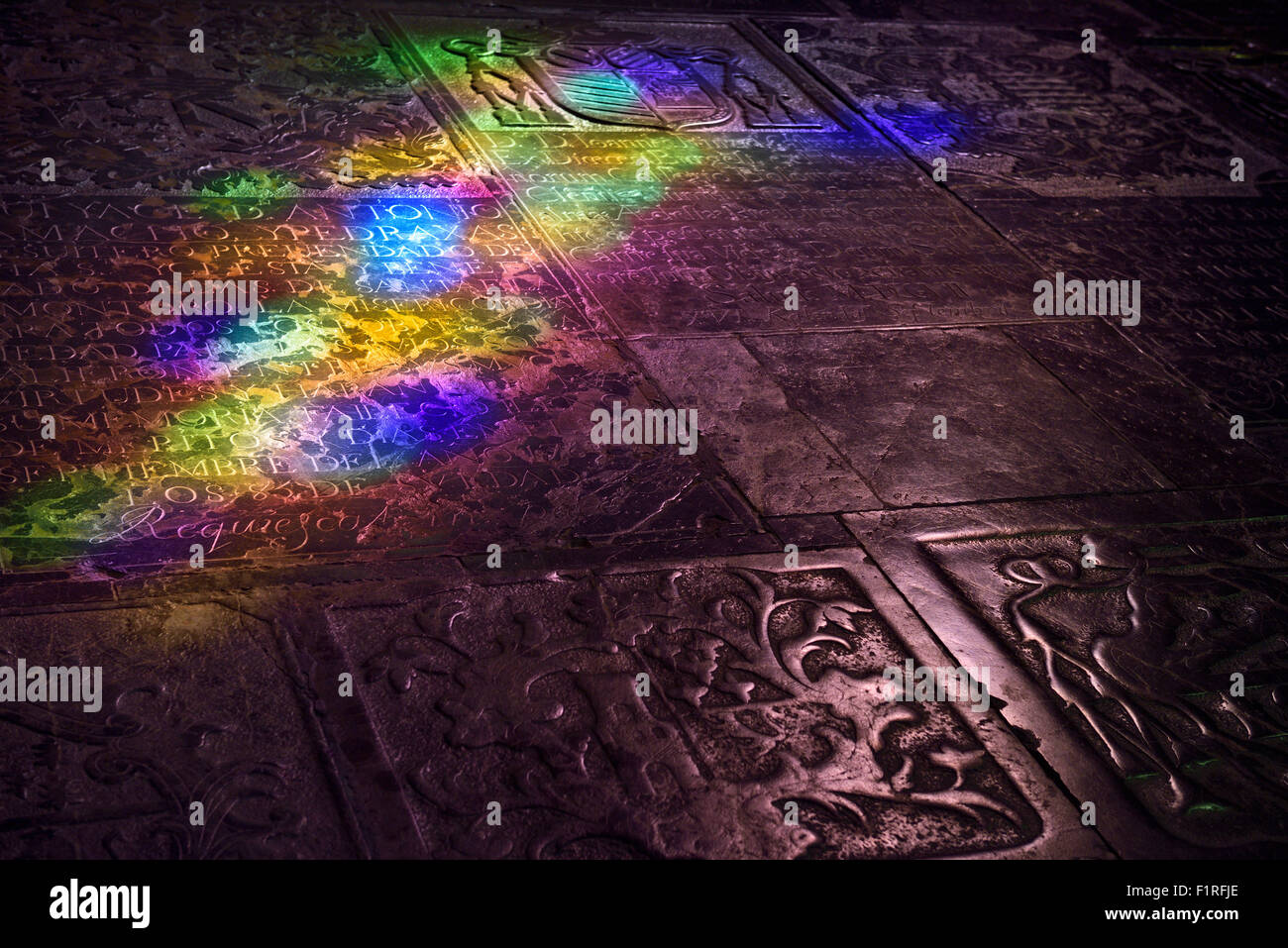 Il vetro macchiato di luce colorata scolpito sulla tomba del pavimento in pietra di cordoba la Madonna della cattedrale dell Assunzione spagna precedentemente una moschea Foto Stock