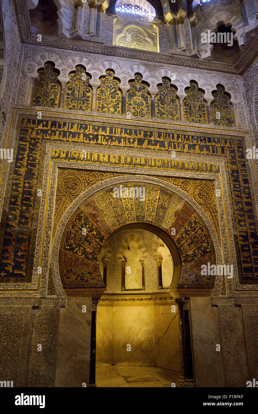 Mihrab qibla parete con mosaici in oro e design caligraphy presso la Sala di Preghiera della cattedrale di Cordoba moschea Foto Stock