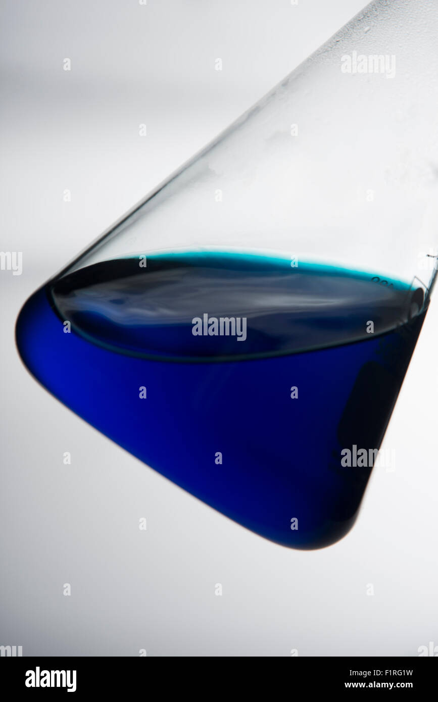 Pallone da laboratorio con liquido di colore blu Foto Stock