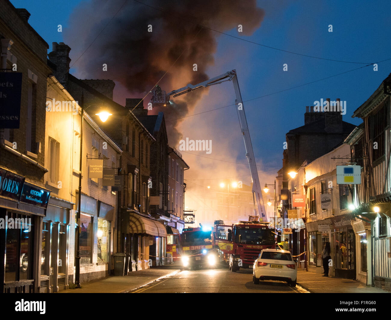 Motori Antincendio nella partecipazione a un incendio in una sfilata di negozi di Sudbury, Suffolk, Regno Unito, 2015. Foto Stock
