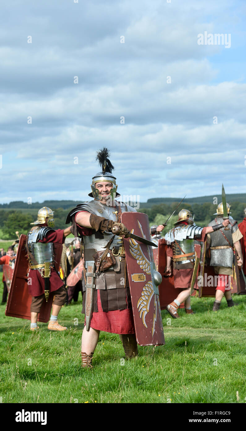 Il Vallo di Adriano, Cumbria, Regno Unito. Circa 130 Roman re-enactors provenienti da tutta Italia che formano Legio I italica la lotta contro i Celti e Barbari Foto Stock