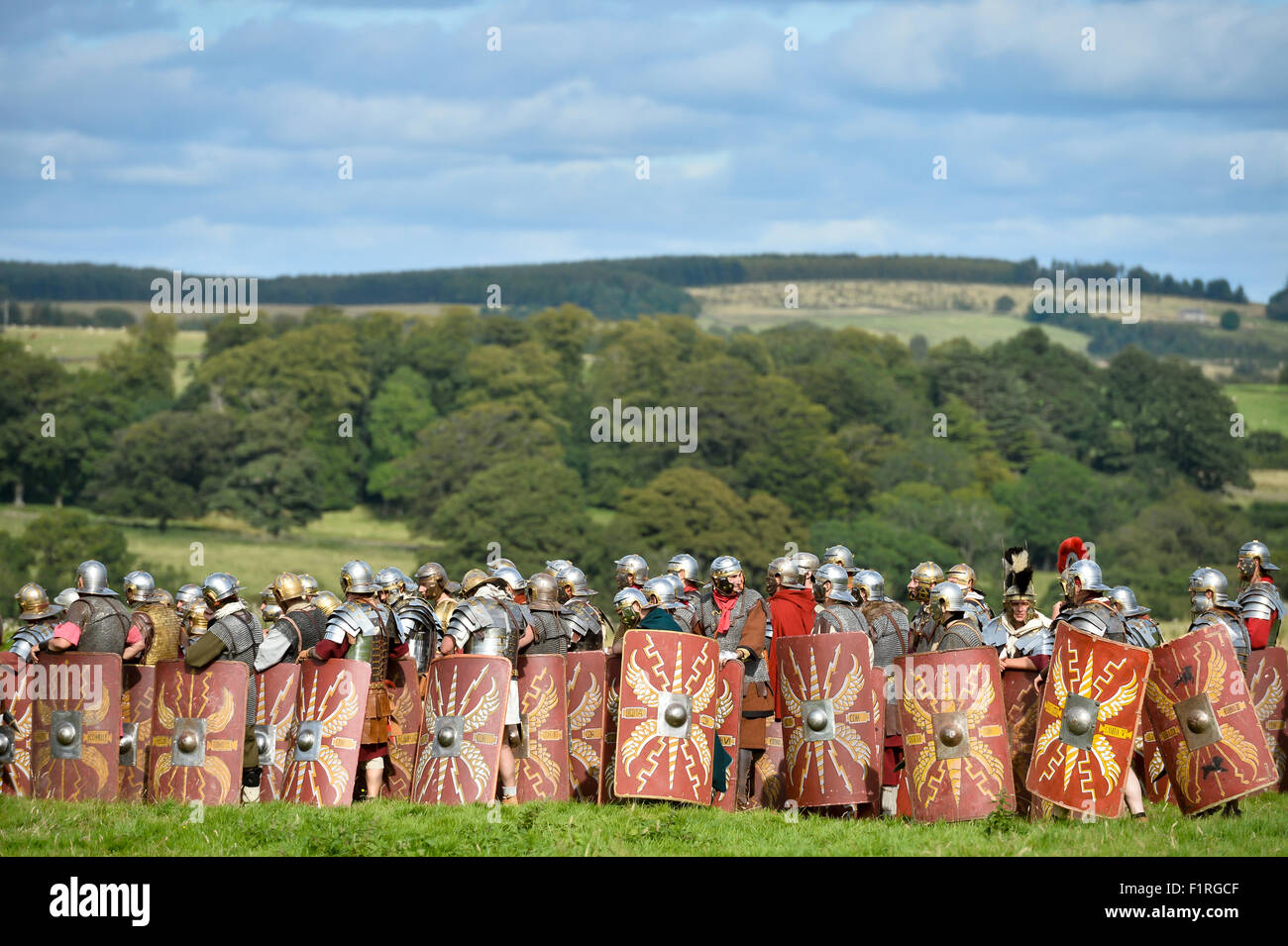 Il Vallo di Adriano, Cumbria, Regno Unito. Circa 130 Roman re-enactors provenienti da tutta Italia che formano Legio I italica la lotta contro i Celti e Barbari Foto Stock