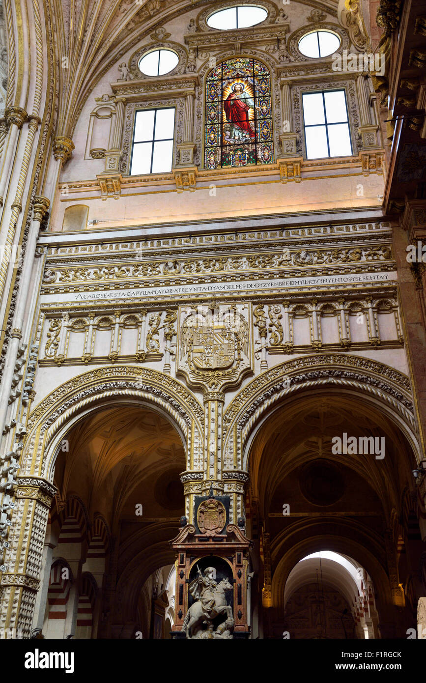 Statua di San Giacomo Moor cacciatrice sotto il Cristo risorto nella cattedrale di Cordoba moschea Foto Stock